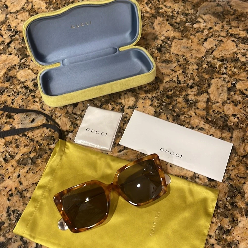 SOLD Gucci - Picture 3 of 16